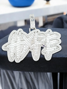 Colgante de Lujo con Nombre en Moissanita Estilo Hip Hop, con Engaste de Diamantes VVS en Corte Baguette, Acabado en Oro Blanco - Product Image 2