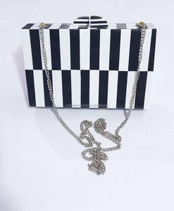 Sac à main de soirée de luxe fabriqué à la main de l'Inde Sacs à main en résine artistique avec motif de coeur pour les mariages en bois et fer - Product Image 3