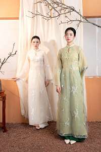 Robe Ao Dai en soie pour femmes vietnamiennes KAD32 avec fleurs de chrysanthème brodées - Design fluide et élégant - Product Image 3