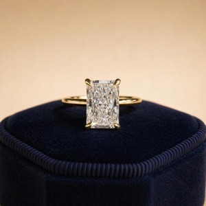 Bague de fiançailles en or plaqué avec diamant taille émeraude, bijou solitaire pour femme - Product Image 1