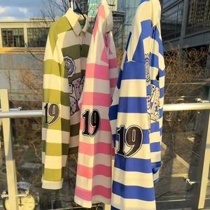 เสื้อโปโลผู้ชายแบบสั่งทำ OEM ทรงหลวม ตกแต่งลูกปัด ปักลายเรียบหรู สีตัดต่อ - Product Image 4