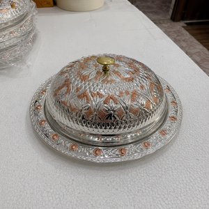 Plateau de service artisanal en cuivre et argent martelé avec couvercle en dôme, couvercle décoratif pour aliments, plateau de luxe pour buffet, service de restauration hôtelière - Product Image 2
