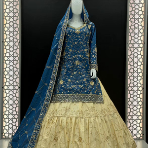 Traje Sharara de Seda Viscosa Premium en Color Ciruela con Bordado Dorado Detallado, Elegante Falda Escalonada y Dupatta con Bordes Étnicos - Product Image 1