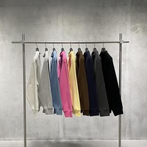 เสื้อสเวตเชิ้ตคอกลมแบบหนาขายส่ง เสื้อสเวตเชิ้ตแบบเรียบง่ายสีพื้นทรงหลวมสำหรับผู้ชาย - Product Image 3