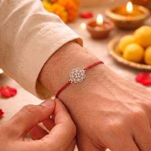 เครื่องประดับสะสมแบบดั้งเดิม Rakhi น้ำหนักเบา ตัดด้วยเลเซอร์จาก Hallmark Silver - Product Image 1