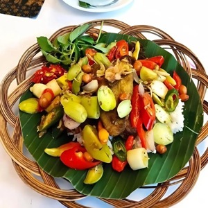 จานรองชาร์จแบบพรีเมียมสำหรับโต๊ะอาหาร จานรองอาหารทอมือจากหวายธรรมชาติ สำหรับเสิร์ฟตกแต่งครัว โต๊ะอาหาร ใช้งานได้อย่างหรูหรา - Product Image 4