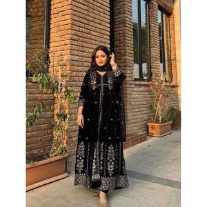 BAS DE ROBE DE TRAVAIL EN VELOURS AVEC DUPATTA NOIR - Product Image 1