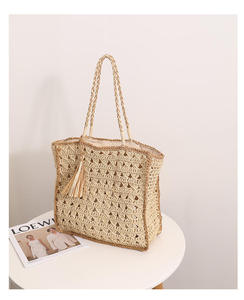 Aprovecha el día con absoluta confianza con este llamativo bolso de hilo natural, diseñado con una correa trenzada y bordes oscuros. - Product Image 2