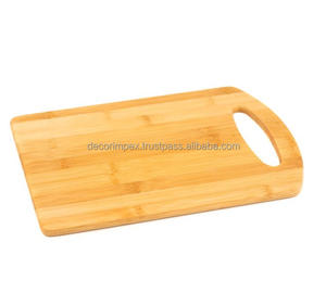 Una tabla de cortar de madera, comúnmente utilizada para preparar y servir alimentos. Estas tablas son apreciadas por su durabilidad, - Product Image 2