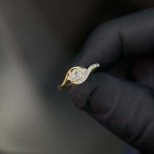 Bague en diamant de qualité supérieure cultivé en laboratoire avec une taille ronde, idéale pour les collections de fiançailles, de mariage et de mariée, ainsi que pour les marques à label privé. - Product Image 1