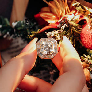 Bague de fiançailles de luxe personnalisée en or 14 carats avec halo octogonal de diamants, diamant de laboratoire VVS taille Asscher pour femme - Product Image 3