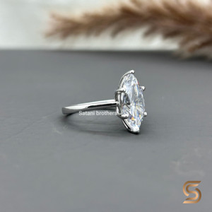 Anillo de Compromiso y Boda con Moissanita Corte Marquesa, Oro 10K con Baño de Rodio, Engaste Catedral, Diseño Elevado, Lujoso, Elegante y Atemporal - Product Image 3