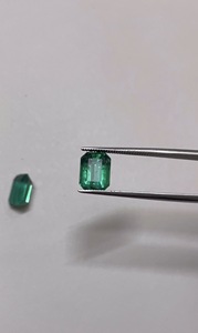 Émeraudes zambiennes naturelles non traitées, paire assortie taille émeraude 5,20 carats, vert émeraude, qualité très fine, certifiées IGI, coupe excellente, Sadiya - Product Image 4