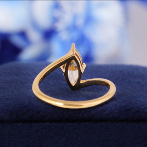 Anillo de Diamante Amarillo Cultivado en Laboratorio con Corte Marquesa de 2 Quilates, Certificado por IGI, Solitario Bypass en Oro de 18k - Product Image 5