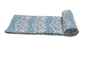 Tissu en coton peigné léger et respirant brodé Schiffli, bleu clair et blanc, bordure à œillets – Meilleures ventes - Product Image 5