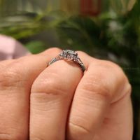 Bague distinctive à trois pierres en diamant marquise avec sertissage à griffes en forme de boussole et élégante tige à bord coupé