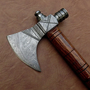 Hache décorative tendance style Viking avec tête à motif Damas, manche en bois ornemental et design nordique historique - Product Image 6