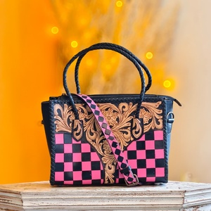 Bolso Cruzado de Cuero Genuino Venus Leathers, Estilo Western, Hecho a Mano, con Patrón de Letras y Flores, Cierre de Cremallera, 45-55cm, ¡Gran Venta! - Product Image 1