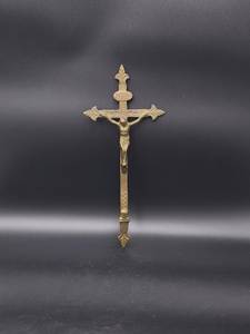 Croix d'église en laiton de haute qualité, faite à la main, décorative, religieuse, chrétienne, à suspendre au mur pour l'autel de l'église et l'espace de culte - Product Image 1