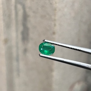 พลอยมรกตธรรมชาติจากแซมเบีย น้ำหนัก 0.65 กะรัต สีเขียวอ่อน รูปทรงวงรี เจียระไนแบบเหลี่ยม สำหรับทำเครื่องประดับ - Product Image 5