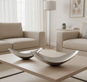 Mesa de centro de acero inoxidable o aluminio con un acabado plateado cromado de alto brillo y efecto espejo, diseño arquitectónico de onda curva. - Product Image 4