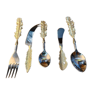 Ensemble de couverts en or orné de 5 pièces comprenant une fourchette, un couteau à fromage incurvé, une petite cuillère, un épandeur et une grande cuillère. - Product Image 1