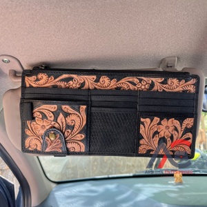 Organizador de Visera de Cuero Hecho a Mano con Diseño Floral Occidental, Organizador de Coche con Múltiples Bolsillos, Accesorio Automotriz - Product Image 1