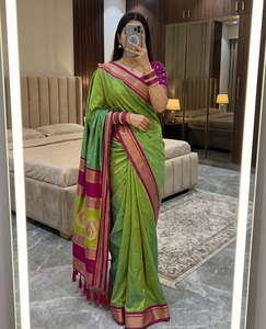 Sari en soie Banarasi traditionnel indien avec broderie Zari pour les occasions de mariage et les événements festifs, tenue pour femmes - Product Image 1