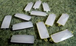 จี้ห้อยรูปทรงบาแกตต์สีชมพูธรรมชาติประดับขอบแบบวงคู่ - Product Image 4