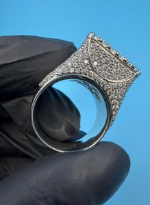 Bague de luxe pour homme en moissanite fabriquée en Inde, sertie de diamants brillants, pour mariage, fiançailles, cadeau pour homme, en vente - Product Image 4