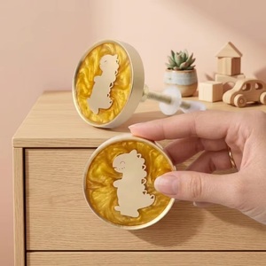 Bouton de meuble en résine, design dinosaure, forme originale pour tiroir d'enfant, poignée de meuble moderne, écologique, multifonction, durable - Product Image 3