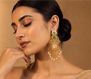 Pendientes de novia con perlas Kundan chapados en oro verde esmeralda, joyería india para boda, largos y colgantes. - Product Image 5