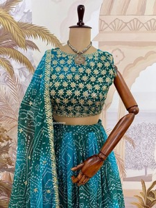 Conjunto Tradicional Indio-Pakistaní de Lehenga Choli para Mujer, Estampado, en Faux Georgette, Verde con Bordado Dorado, Largo hasta el Suelo, para Bodas - Product Image 2