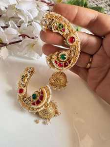 Boucles d'oreilles élégantes plaquées or Kundan fabriquées en Inde avec des pendentifs Jhumki en perles, disponibles à un prix compétitif - Product Image 3
