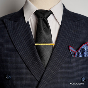 Un elegante clip para corbata chapado en oro de 18 quilates para hombre con piedras preciosas de ágata verde Fengshui (KCVDAXL001) de la colección Tinh Vu. - Product Image 4