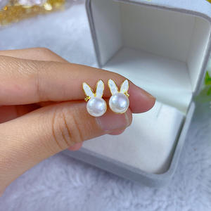 Boucles d'oreilles en perles rondes plates d'eau douce de 7-8 mm, enveloppées d'or 14 carats, oreilles de lapin et perles simples et charmantes - Product Image 4