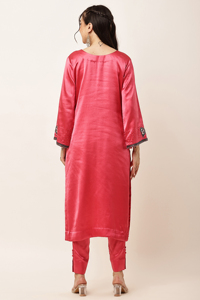 Conjunto de Kurti y pantalón de satén rosa bordado para mujer, traje étnico indio hermoso con trabajo de mariposas, cuentas, lentejuelas y detalles de ancla. - Product Image 2