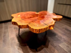 Mesa de centro de madera epoxi Golden Bloom con diseño de anillo de árbol Sunburst y borde natural, mesa de centro de cedro con diseño de flor de cedro y pétalos dorados - Product Image 2