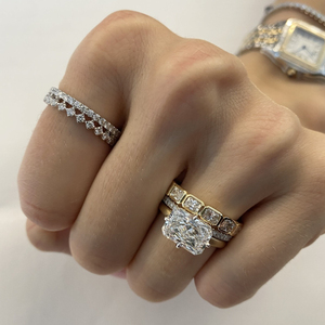 Bague élégante en diamant radiant de laboratoire de 2,60 carats, sertie invisible à l'est-ouest, collection de bagues en diamant - Product Image 4