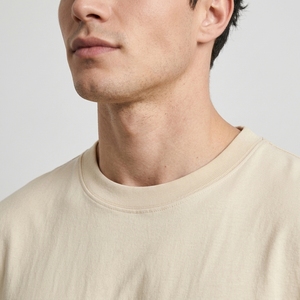 T-shirt pour homme beige surdimensionné avec motif d'équitation, art équestre noir, style streetwear moderne et décontracté - Product Image 3
