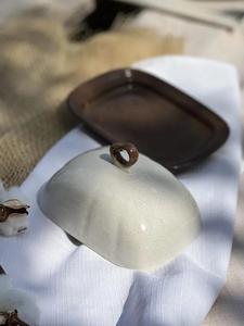 Recipiente para Mantequilla Artesanal con Tapa con Anillo de Elevación, Bandeja Compacta para Servir, Acabado Liso y Elegante, Porta Mantequilla para Mesa de Cocina - Product Image 3