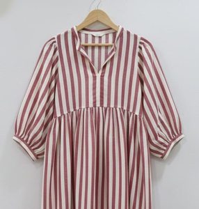 Robe tunique mi-longue en coton indien faite à la main pour femmes |   Tenue de bureau formelle écologique respirante à coupe trapèze avec imprimé floral dessiné à la main - Product Image 5