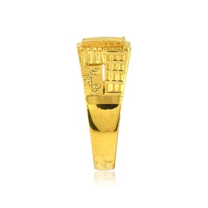Anillo de moda para hombre, ancho, chapado en oro, con centro cuadrado grabado, de diseño llamativo. - Product Image 2