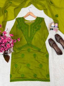 Conjunto de Salwar Kameez Verde Chartreuse de Moda con Bordado Tonal en el Cuello, Túnica Corta y Sharara de Varias Capas con Estampado y Pañuelo 3 - Product Image 3