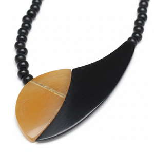 Collar colgante bohemio hecho a mano para mujer con piezas de cuerno de búfalo negro ahumado fusionado en cordones de algodón encerado ajustables - Product Image 2
