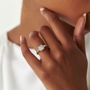 Bague de fiançailles classique en or jaune avec diamant taille Asscher de 2,35 carats, sertie à griffes, bijoux fins pour femme - Product Image 4