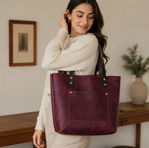 Sac fourre-tout en cuir véritable pour femme, style décontracté, bandoulière, ouverture supérieure, grande capacité, couleur violet foncé, usage quotidien - Product Image 1