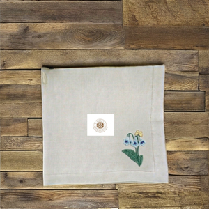 Serviette en lin avec broderie de mignonnes fleurs bleues, qui apportent un charme romantique délicat à la dégustation du thé. - Product Image 4
