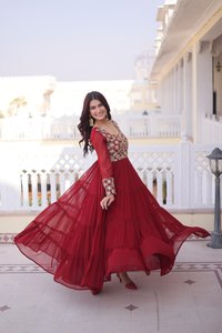 ชุดซัลวาร์ คามีซสำเร็จรูป ดีไซน์เนอร์พรีเมียมจาก ZAIN EXPORT คอลเลคชั่น 2026 ประดับเลื่อมลายดอกไม้ ปักดิ้นทองแบบท่อ ทันสมัย แห้งเร็ว - Product Image 4