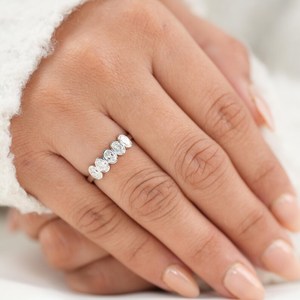 Bague à cinq pierres en moissanite taille ovale East West, en argent 925 véritable, idéale pour les anniversaires, les fêtes, ou comme cadeau pour amis - Product Image 3